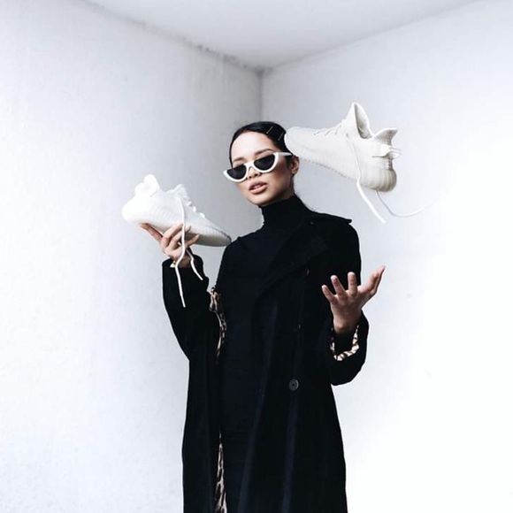 Adidas YEEZY Boost 350 V2 Triple White - Picture 4 of 16